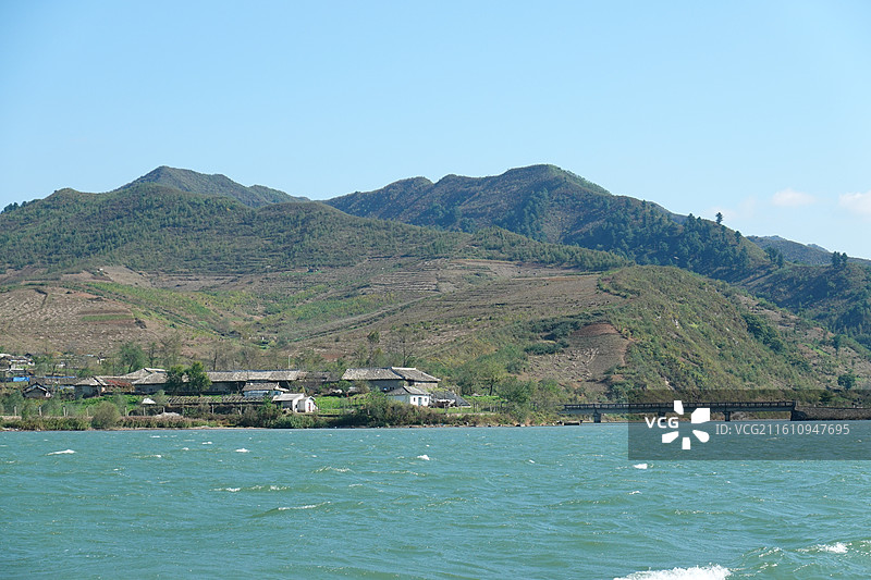 辽宁省丹东市宽甸县宽甸河口景区：鸭绿江游船拍朝鲜清水郡风光朝鲜民居生活图片素材
