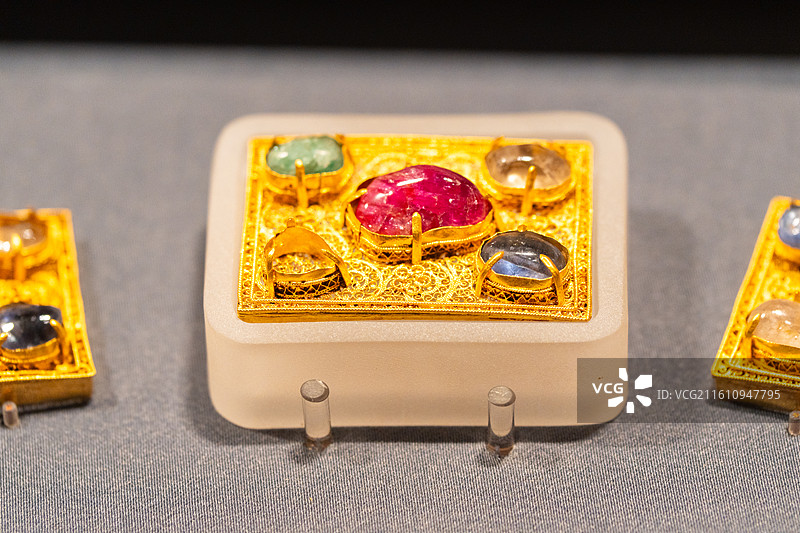 陈列在湖北省博物馆梁庄王展厅的金镶玉宝石带图片素材