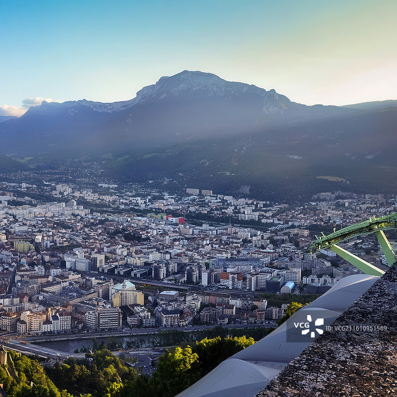 高角度拍摄的城市景观对天空图片素材