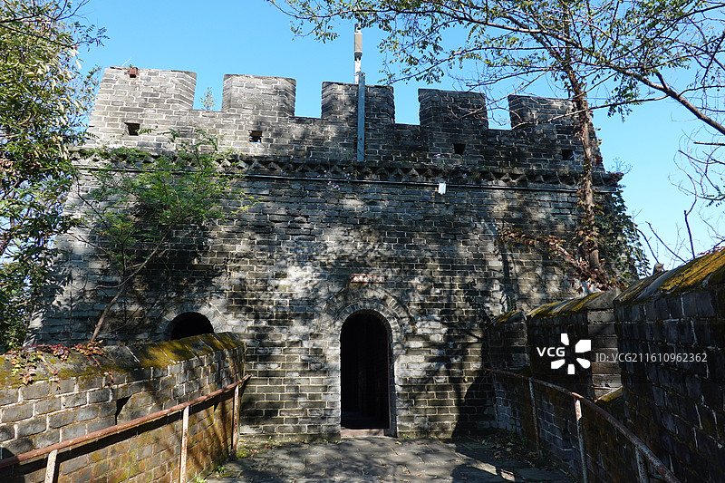 辽宁省丹东市虎山长城万里长城明长城东部起点：九号空心敌楼图片素材