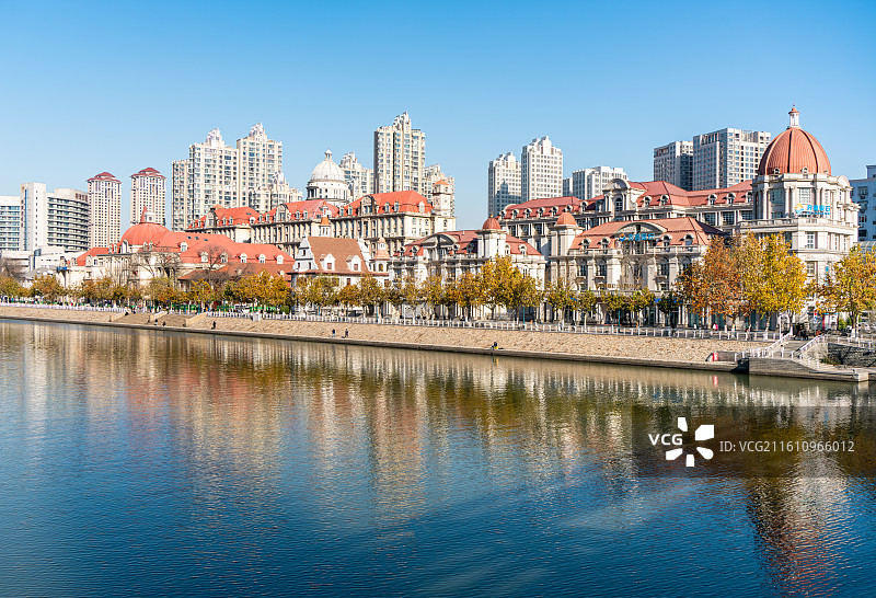 中国天津海河边的原奥匈帝国租界秋季风光图片素材