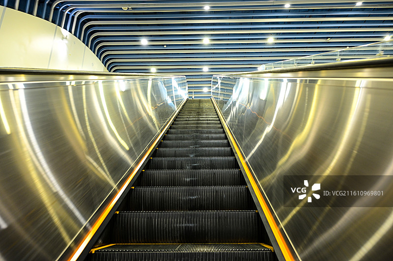 现代感十足的自动扶梯场景图片素材