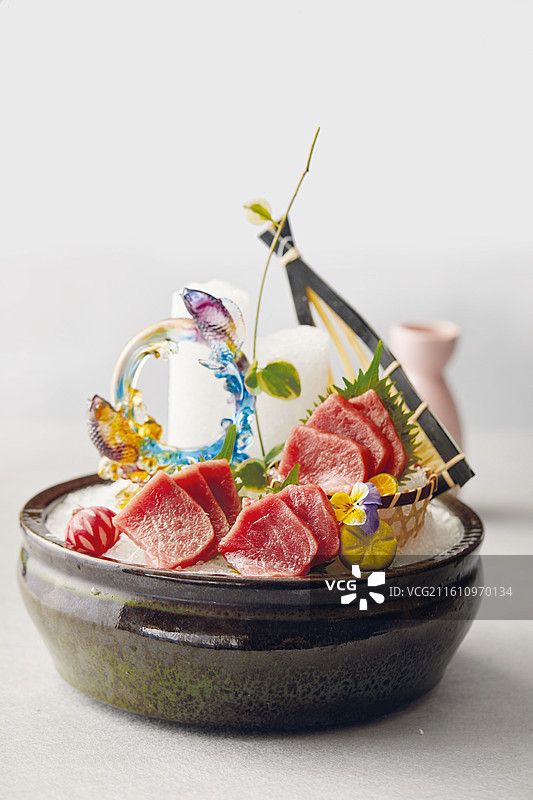 金枪鱼刺身、日料、生鱼片、海鲜、精致摆盘的金枪鱼刺身图片素材