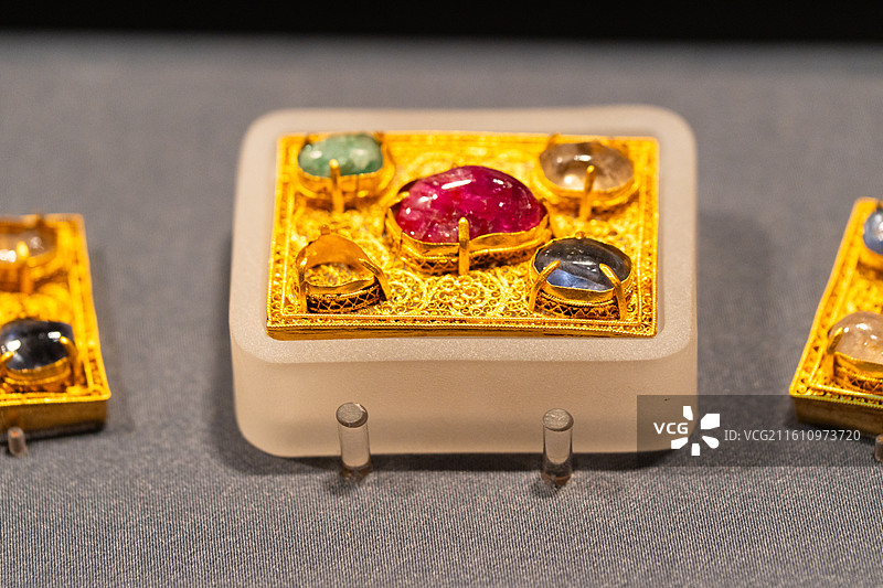 陈列在湖北省博物馆梁庄王展厅的金镶玉宝石带图片素材