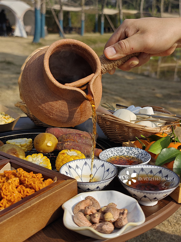 周末时光营地围炉煮茶图片素材