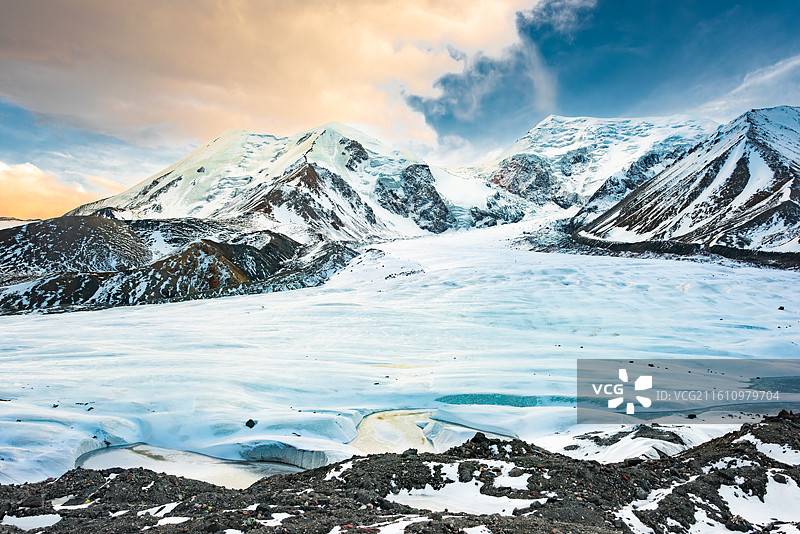 阿尼玛卿唯格勒当雄冰川暮色图片素材