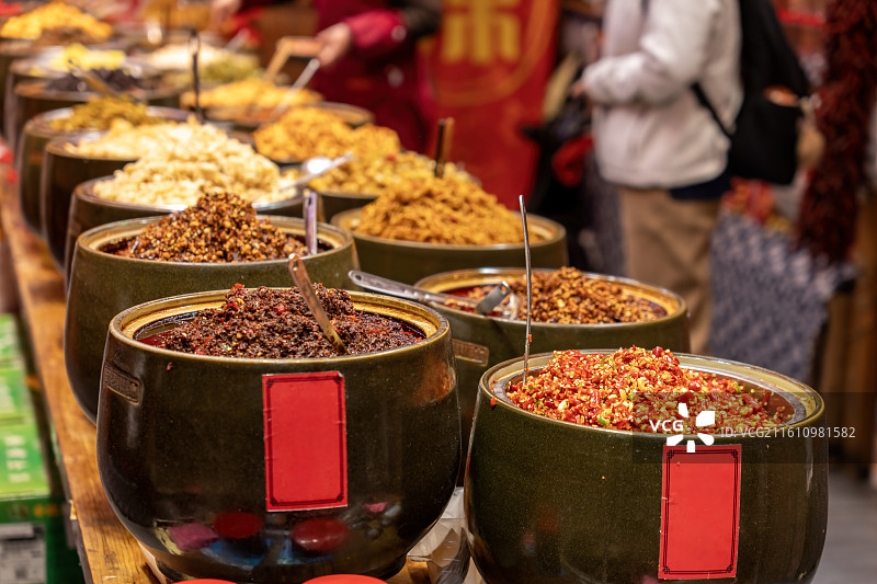 传统市集的各式香辣调料图片素材