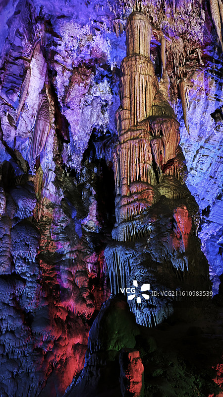 北京市房山区石花洞景区银狐洞溶洞钟乳石石笋石幔煤矿洞五彩斑斓光影抽象地质图片素材