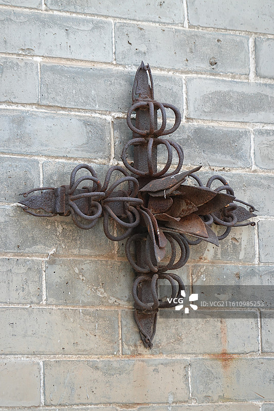 陕西省西安市莲湖区玉祥门广仁寺喇嘛庙：影壁金属构件雕花图片素材