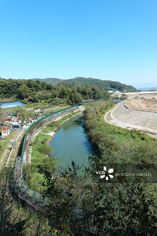 辽宁省丹东市虎山长城万里长城明长城东部起点：一步跨景区图片素材