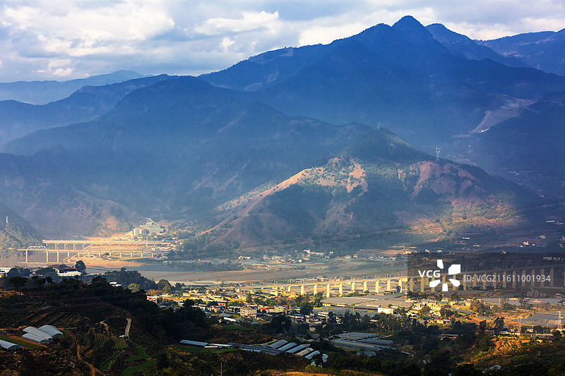 凉山新貌  凉山州米易县群山中的高架铁路。图片素材