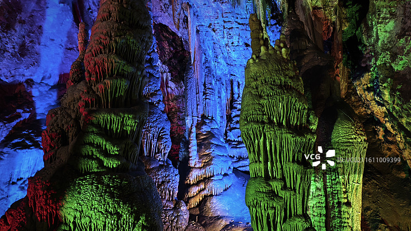 北京市房山区石花洞景区银狐洞溶洞钟乳石石笋石幔煤矿洞五彩斑斓光影抽象地质图片素材