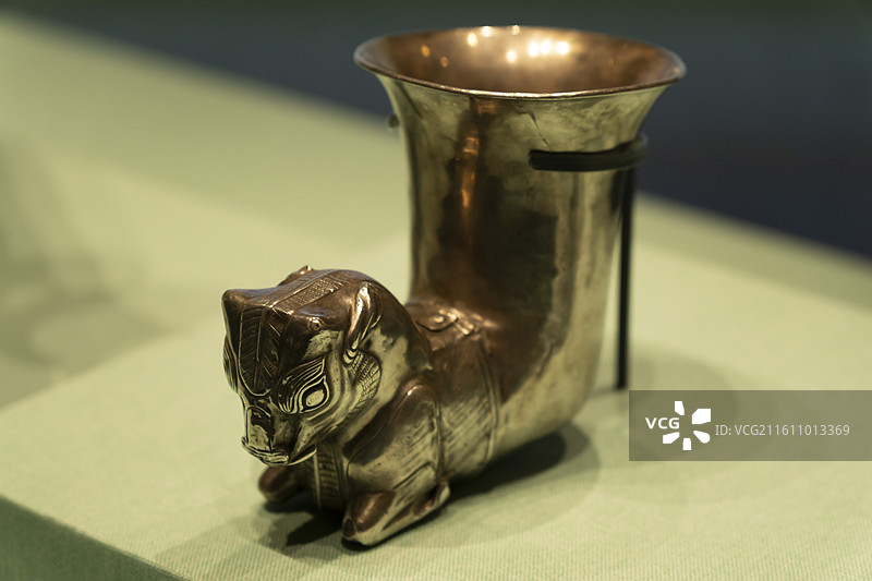 牛身来通杯，银，公元前7世纪至公元前6世纪，或来自伊朗卡尔马卡雷洞穴，科威特伊斯兰珍宝馆-萨巴赫收藏图片素材