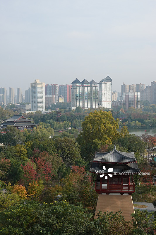 陕西省西安市碑林区兴庆宫公园兴庆湖秋景秋色图片素材