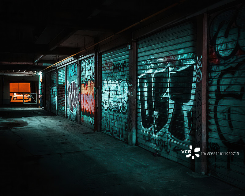 废弃的工厂建筑内部图片素材