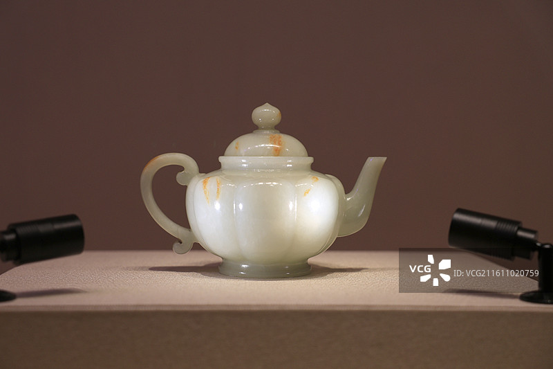 鼓浪屿故宫文物馆，白玉莲瓣纹执壶图片素材
