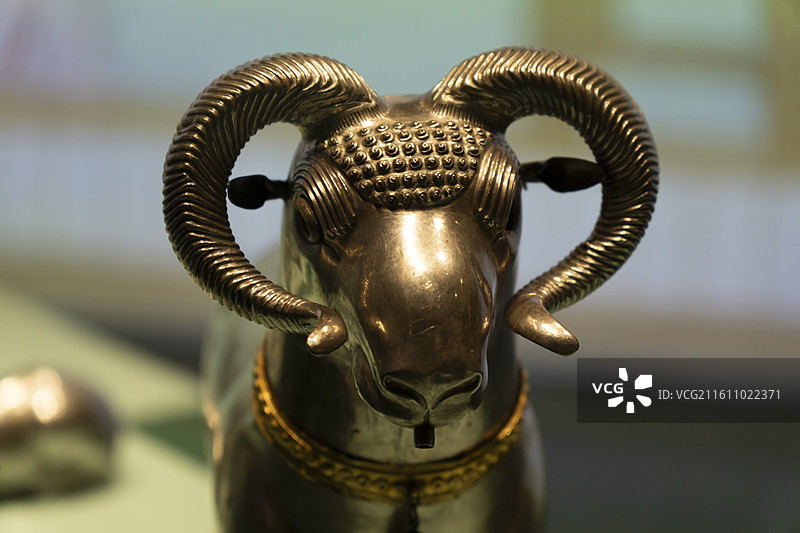 公羊形来通杯，银、金，约公元前7世纪，或出土于伊朗卡尔马卡雷洞穴，科威特伊斯兰珍宝馆-萨巴赫收藏图片素材