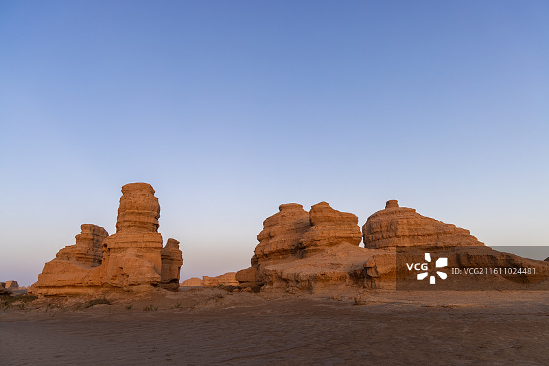 甘肃酒泉敦煌世界地质公园雅丹景区 魔鬼城雅丹地貌日落黄昏风光图片素材