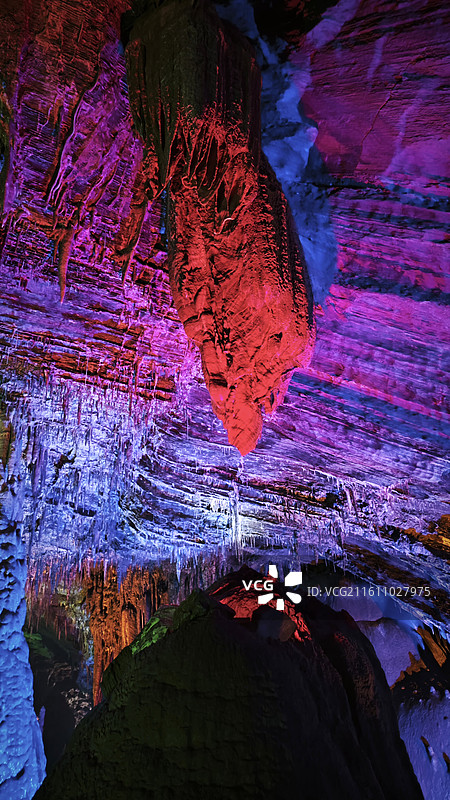 北京市房山区石花洞景区银狐洞溶洞钟乳石石笋石幔煤矿洞五彩斑斓光影抽象地质图片素材