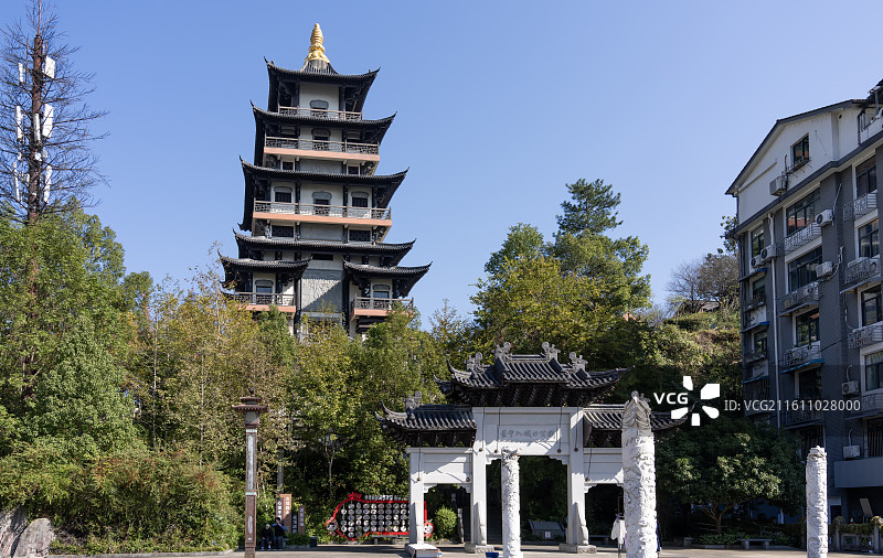 传统多层宝塔与现代建筑图片素材