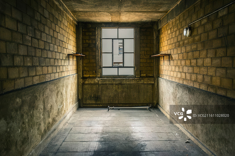 废弃建筑中的空人行道图片素材