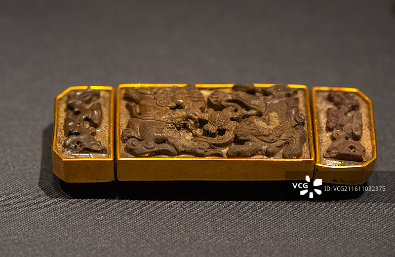 陈列在湖北省博物馆的金镶玉镂空纹带图片素材