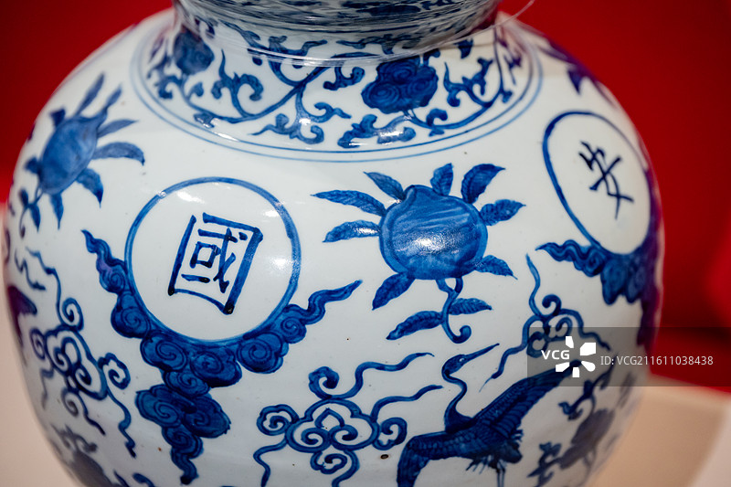 故宫博物院 百年守护展 明嘉靖 青花“国泰民安”云鹤纹葫芦瓶图片素材