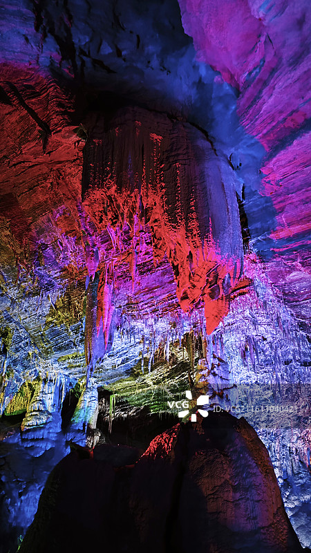 北京市房山区石花洞景区银狐洞溶洞钟乳石石笋石幔煤矿洞五彩斑斓光影抽象地质图片素材