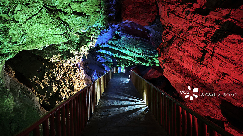 北京市房山区石花洞景区银狐洞溶洞钟乳石石笋石幔煤矿洞五彩斑斓光影抽象地质图片素材