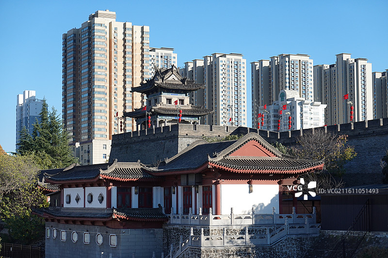 陕西西安明城墙西安城墙环城公园秋景秋色：东北城角角楼和护城河畔仿古建筑图片素材