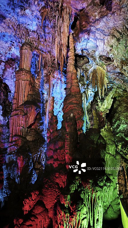 北京市房山区石花洞景区银狐洞溶洞钟乳石石笋石幔煤矿洞五彩斑斓光影抽象地质图片素材