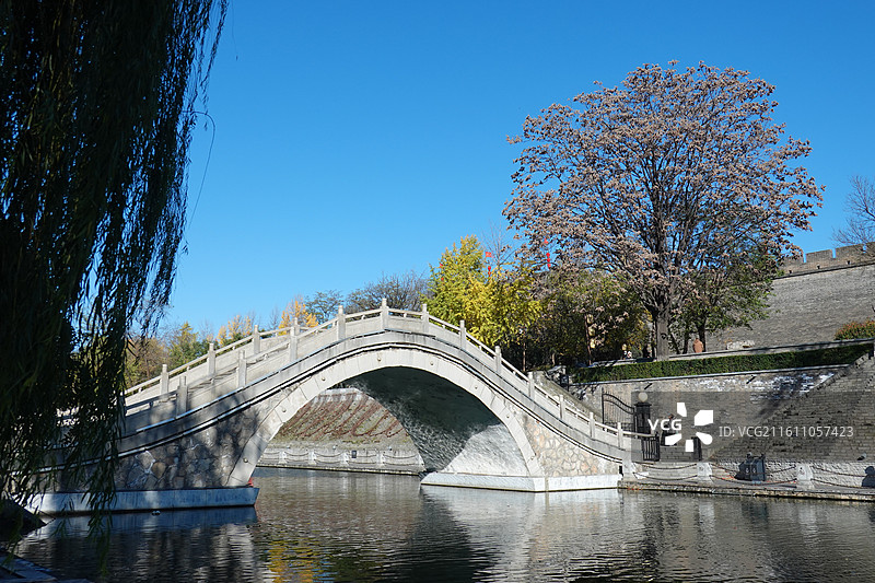 陕西西安明城墙西安城墙环城公园秋景秋色：环城西苑护城河月亮桥图片素材