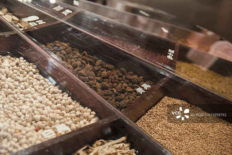 中药饮片甘草片草果小茴香 中国工艺美术馆 生生之道——中医药非遗主题展图片素材