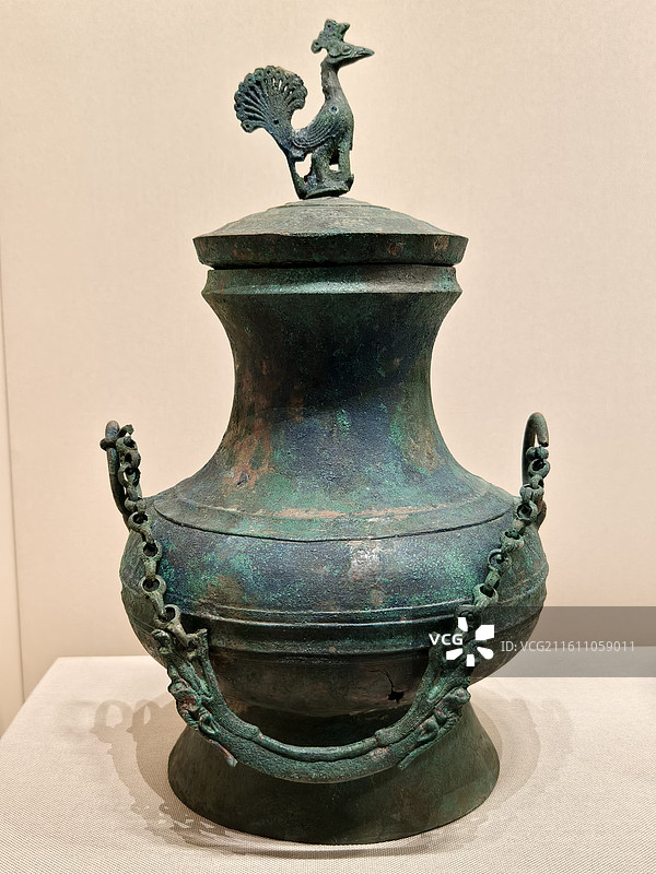 云南省博物馆～孔雀盖提梁铜壶，东汉图片素材