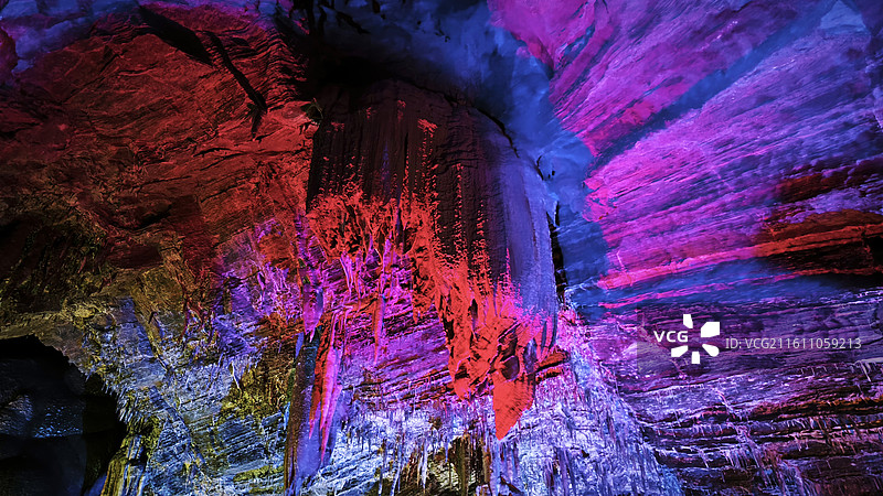 北京市房山区石花洞景区银狐洞溶洞钟乳石石笋石幔煤矿洞五彩斑斓光影抽象地质图片素材