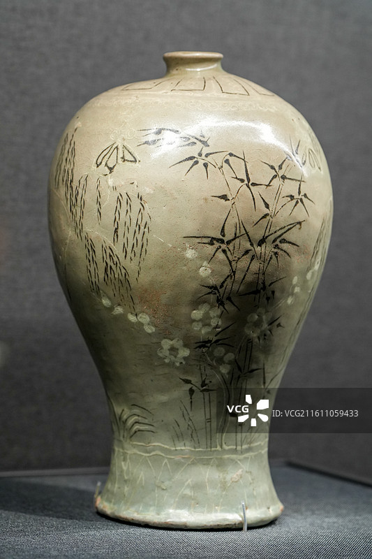 14世纪高丽青釉镶嵌梅竹纹梅瓶藏于南京博物院图片素材