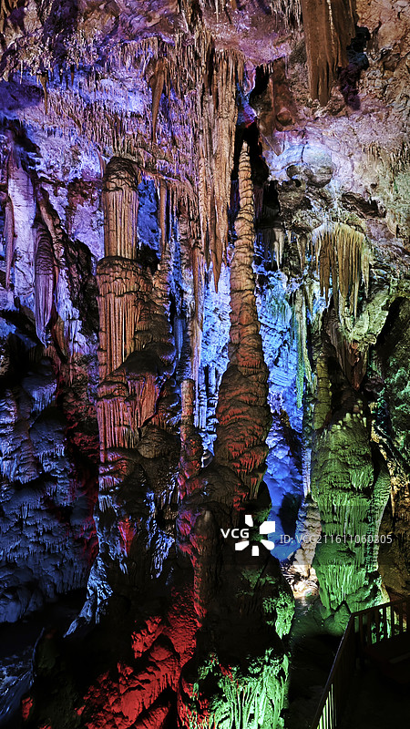 北京市房山区石花洞景区银狐洞溶洞钟乳石石笋石幔煤矿洞五彩斑斓光影抽象地质图片素材