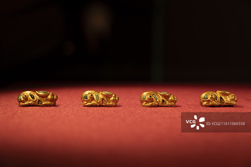 蹲伏野兔装饰片，金、绿松石，约公元前1世纪至公元1世纪，中亚，科威特伊斯兰珍宝馆-萨巴赫收藏图片素材