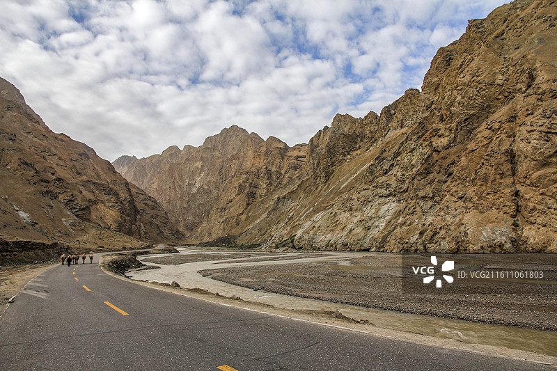 峡谷公路风景图片素材