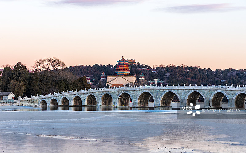颐和园佛香阁与十七孔桥清晨图片素材