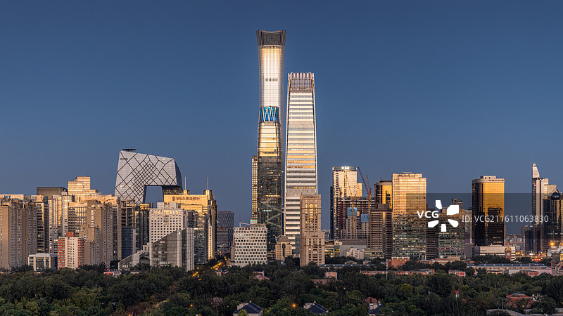 日落蓝调时刻北京CBD天际线夜景高视角图片素材