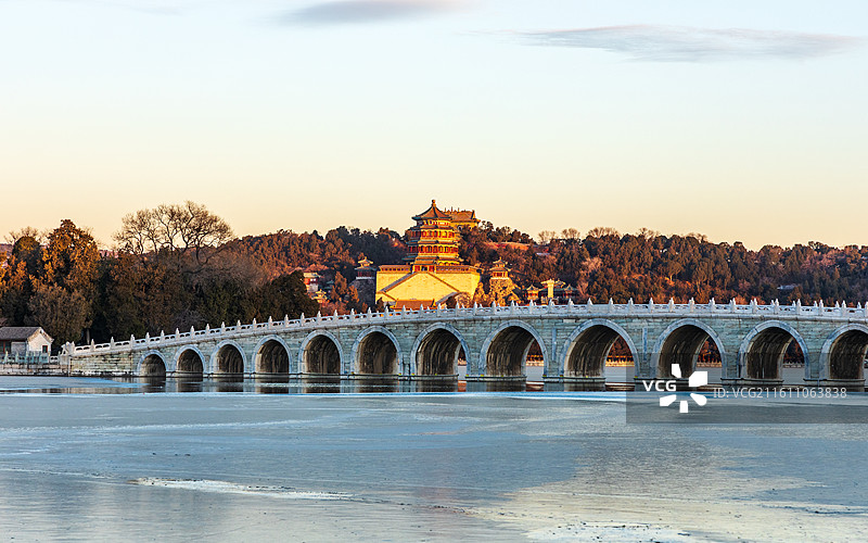颐和园佛香阁与十七孔桥清晨图片素材