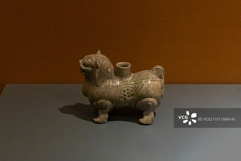 绍兴博物馆 青釉瓷立狮形器  西晋  1972年绍兴鲁迅纪念馆调拨图片素材