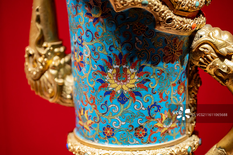 故宫博物院 百年守护展 清乾隆 ‌掐丝珐琅嵌宝石缠枝莲纹多穆壶图片素材