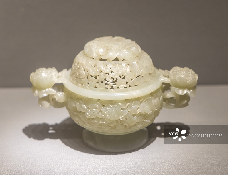 镂孔缠枝花卉纹白玉香薰 清乾隆 南京博物院图片素材
