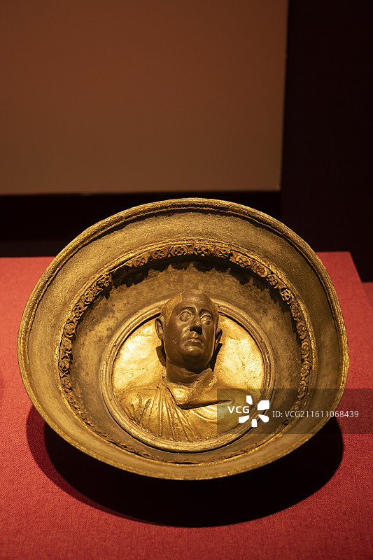 男性肖像碗，银、玻璃、金，公元前3世纪至公元前2世纪中叶，中亚，科威特伊斯兰珍宝馆-萨巴赫收藏图片素材