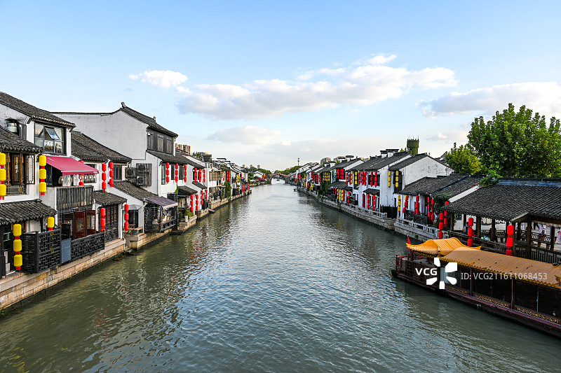 无锡古运河畔水乡风情：白墙黛瓦与红灯笼映衬的静谧时光图片素材