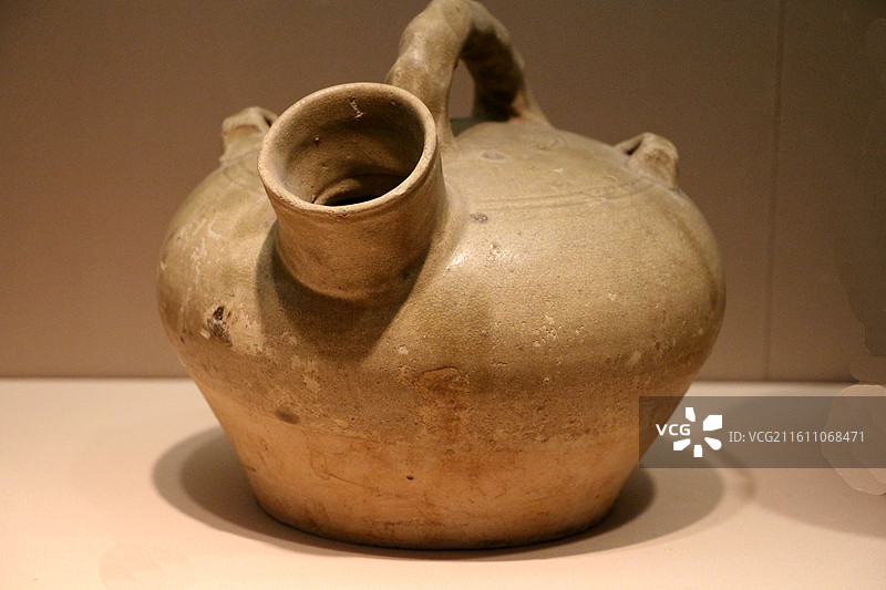 南京市博物院 —— 青釉圆虎子图片素材