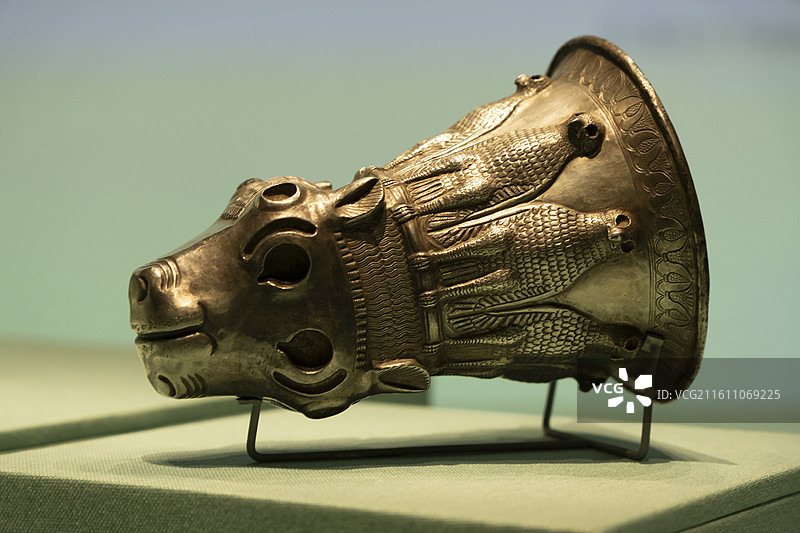 牛首来通杯，银、青金石，公元前7世纪，或出土于伊朗卡尔马卡雷洞穴，科威特伊斯兰珍宝馆-萨巴赫收藏图片素材