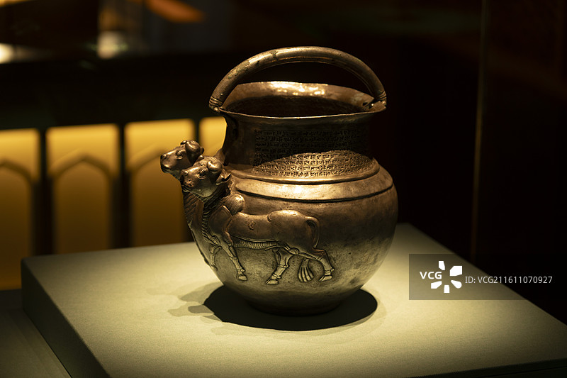 浮雕公牛双流壶，银，约公元前7世纪，新埃兰王国，科威特伊斯兰珍宝馆-萨巴赫收藏图片素材